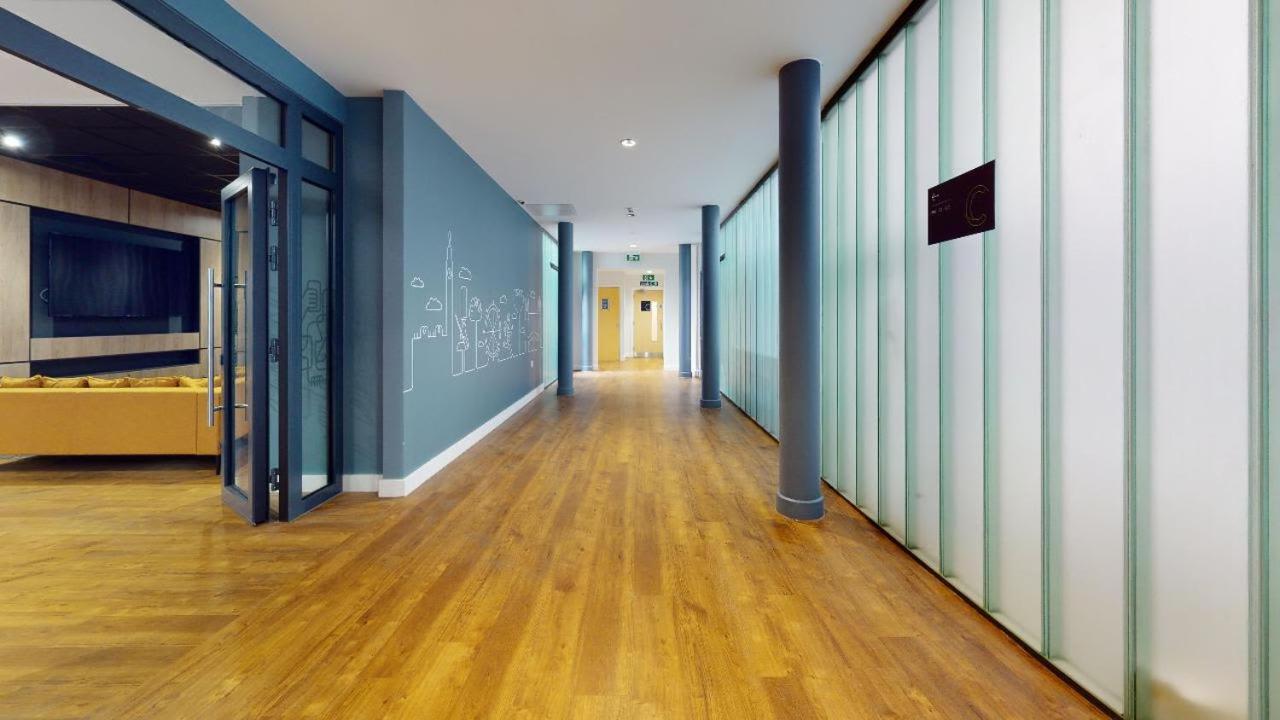 For Students Only Iq Will Wyatt Court * Londra
